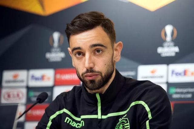 一名边后卫 一名边后卫